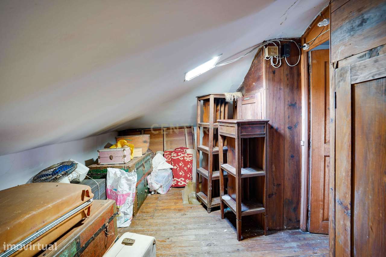 Moradia independente T6, situada no coração da linha de Cascais, junto-40