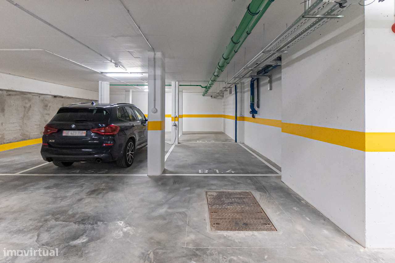 T3 Novo em Condomínio com Jardim, 3 Garagens, Permuta Possível-19