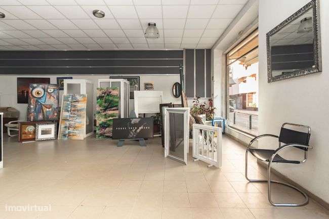 Prédio  2 Apartamentos 2 lojas Venda Barreiro-6