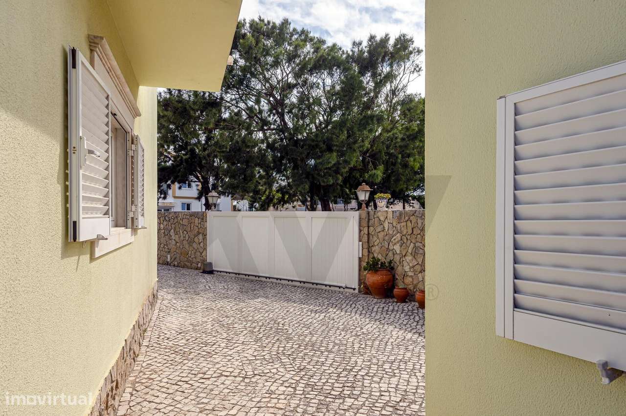 Moradia T4 Independente com Jardim – A 12 min a pé da Praia e 35 min d-14