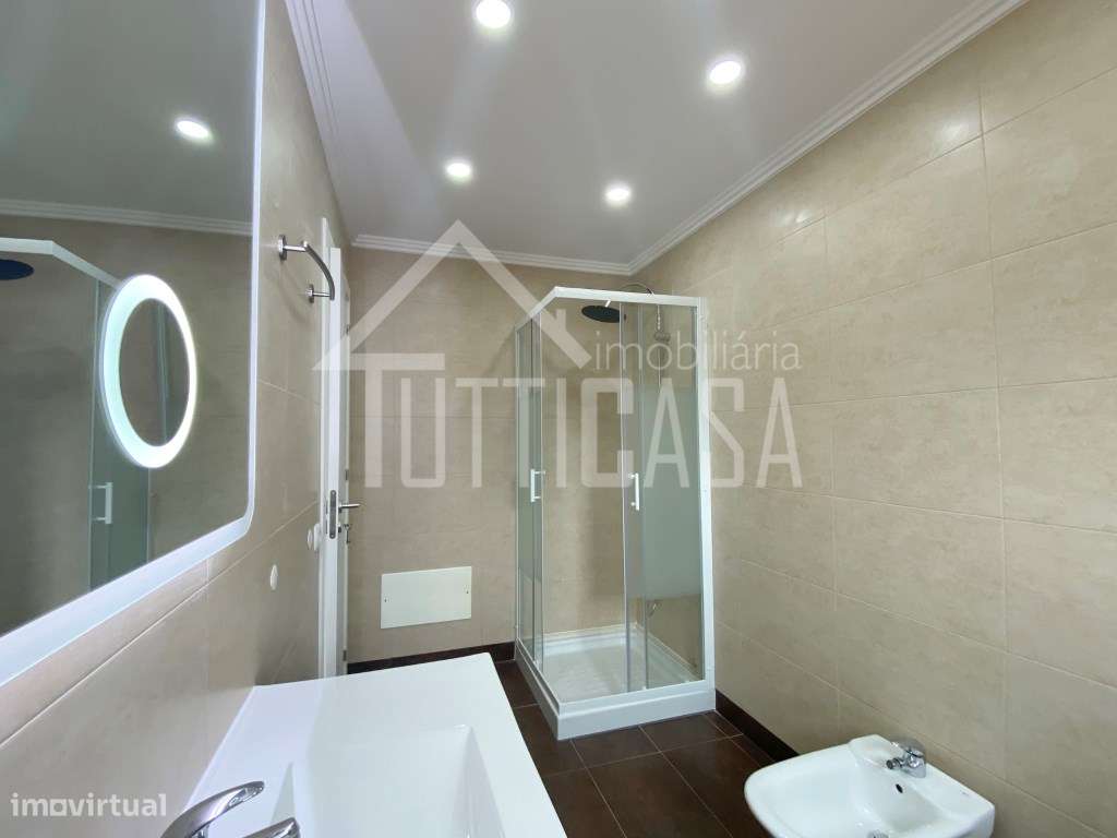 Moradia V3+1 totalmente remodelada na Ericeira-24