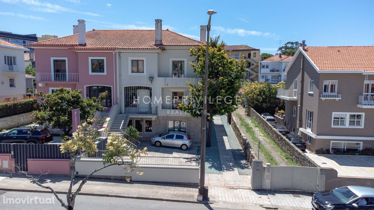 Moradia de 3 frentes (Av. Boavista - Serralves) c/ 427m2 (7 quartos) |