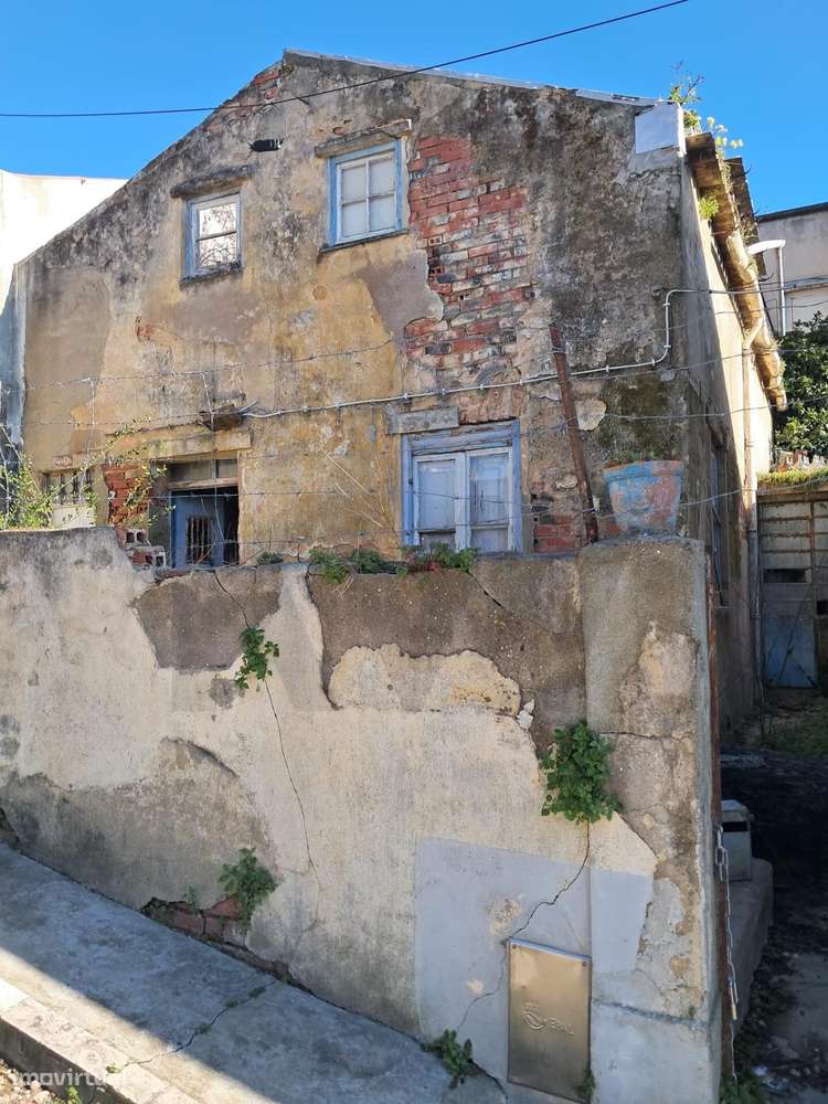 * Moradia em Ruinas * Terreno 100m2 * 140m2 * Laranjeiras * - Grande imagem: 5/42