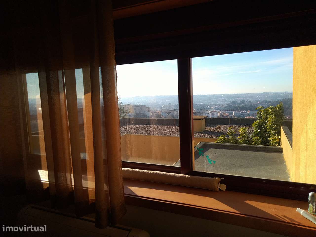 Lindíssima Moradia T6 de quatro frentes-12