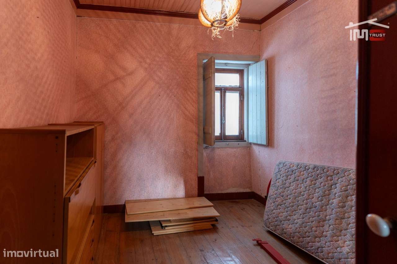 Moradia T3 para recuperar em Vale Travesso, Ourém-15