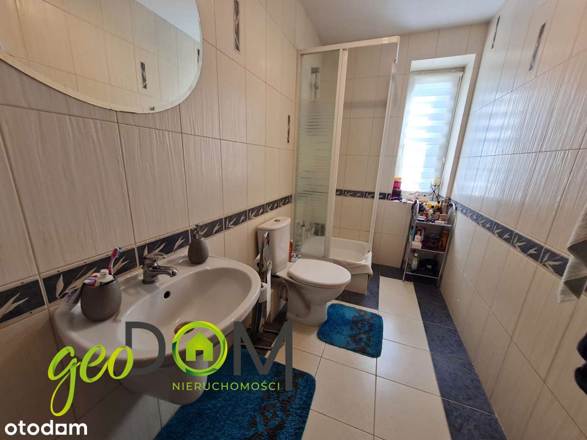 Przestronny dom o ciekawej bryle na dużej działce.-11