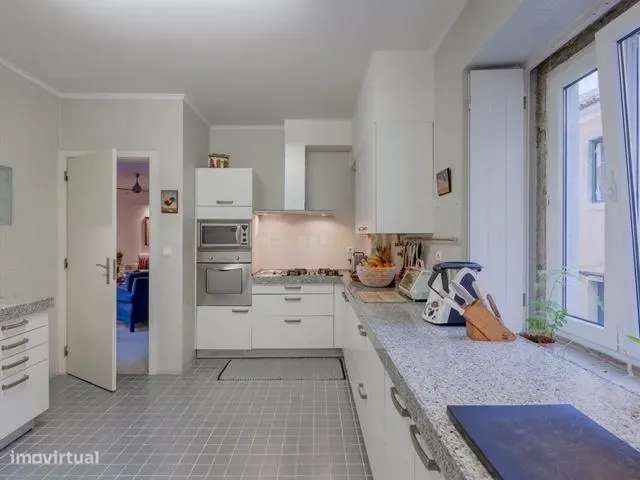 Moradia T6 com Jardim Interior e Garagem na Lapa – Junto à Embaixada d-6