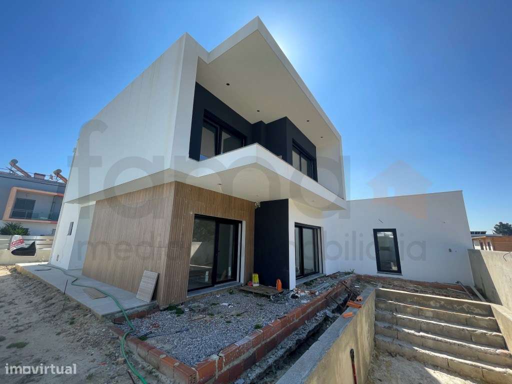 Moradia T3 com jardim e piscina em zona residencial tranquila - Grande imagem: 4/60