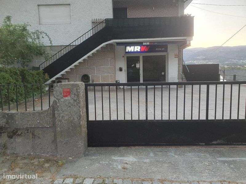 Vivenda T5 com área comercial - Grande imagem: 4/6