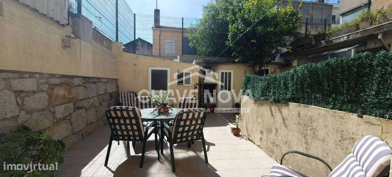 Moradia Bi-Familiar T4 + T2 com Potencial de Rendimento em Ramalde ...-2