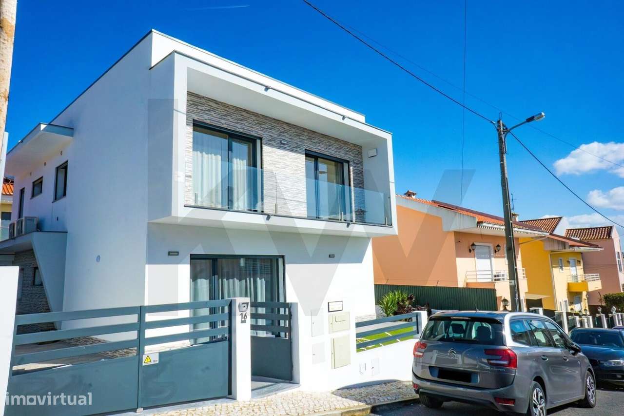 T3 Isolada em Famões: A Estreia Perfeita para a sua Família-1