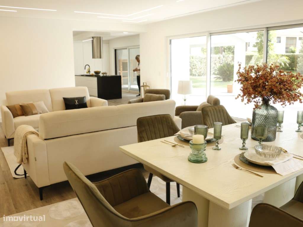 Moradia T4 com Jardim Privado e Piscina na Aroeira-9