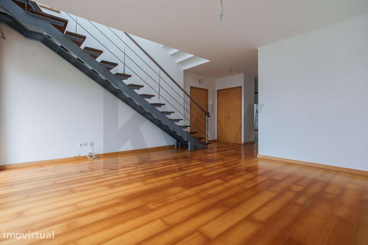 T2 Duplex com 132 m2, Terraço de 60 m2, Estacionamento e Vista sobre P-11