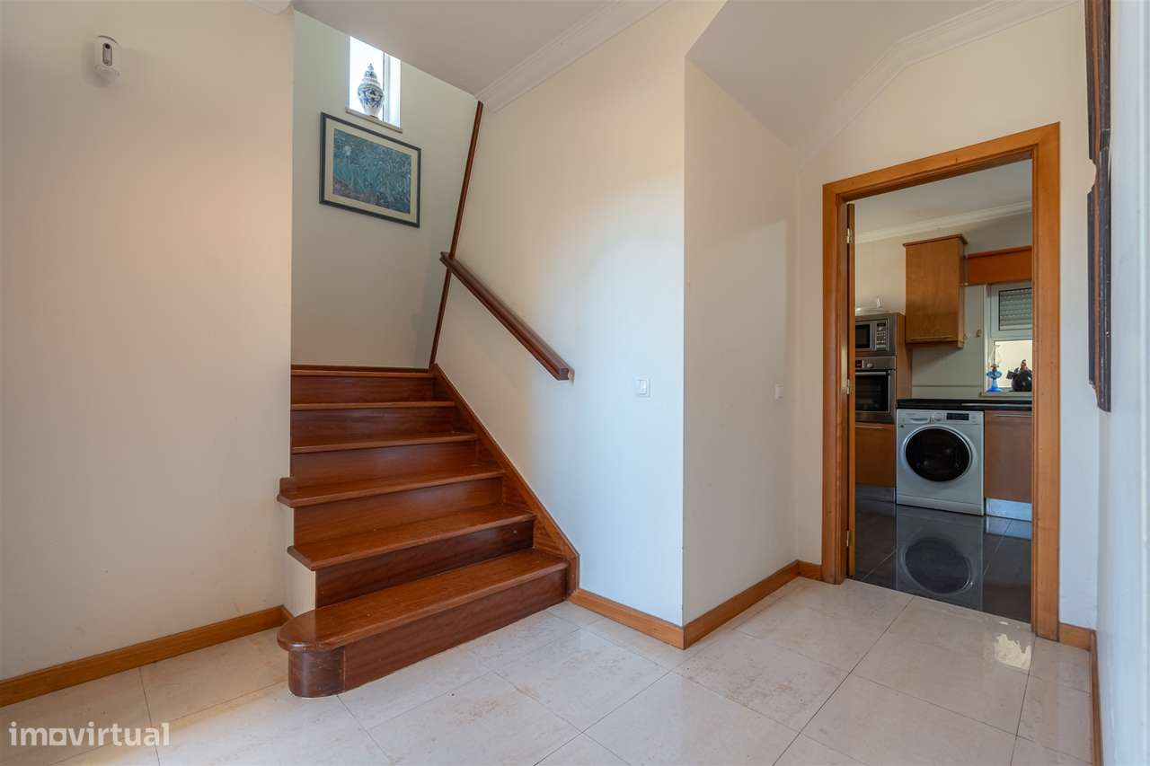 Moradia Geminada T4 Pronta a Habitar com Espaço Exterior e Churrasquei - Grande imagem: 3/36