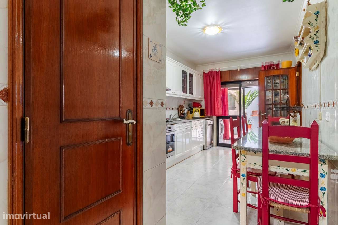 Apartamento T2 c/ 2 Lugares de Estacionamento e Terraço c/ 30m2 em Mem-6