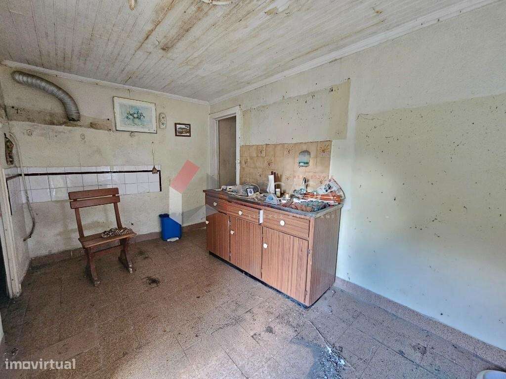 Moradia T2 para recuperar – Próxima do centro da Praia da Vitória-9