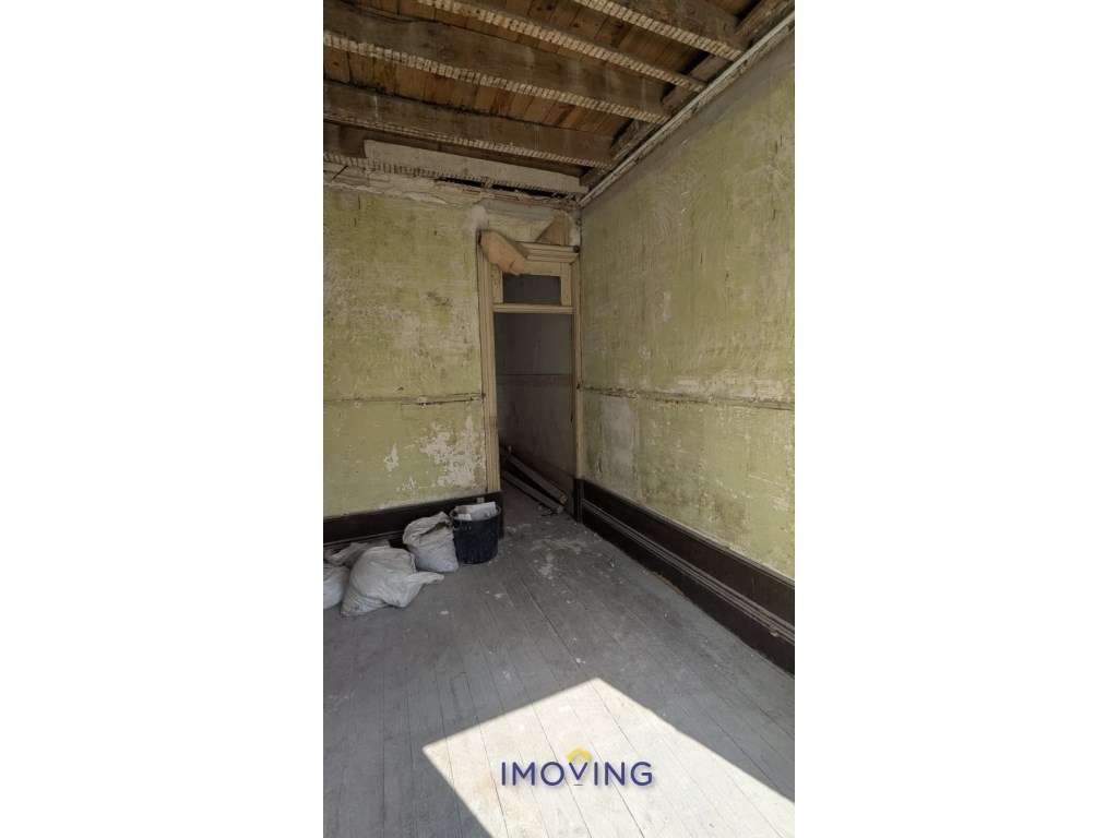 Moradia para remodelar - 3 pisos - jardim- centro do Porto-21