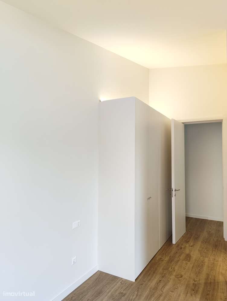Moradia T4 com piscina e jardim em Canidelo-37