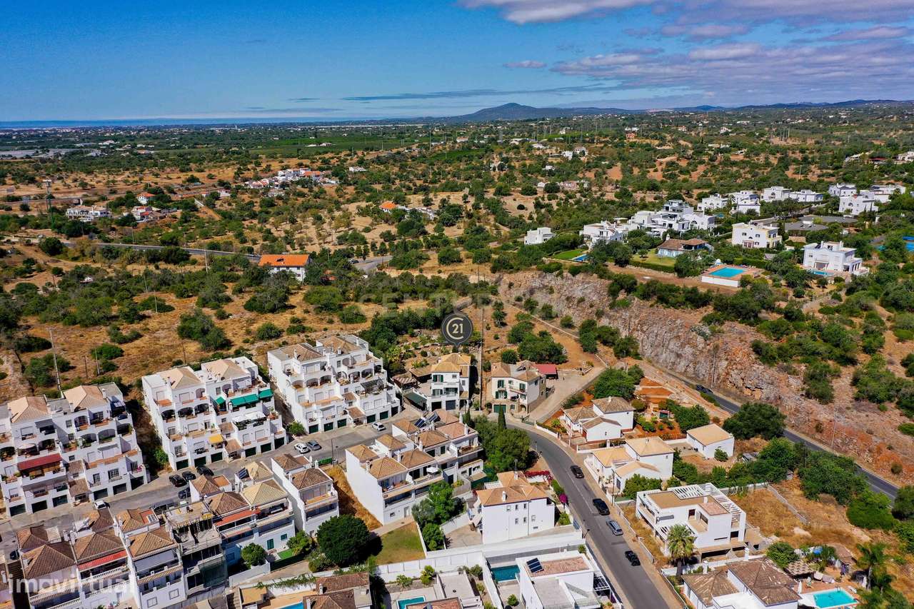 Moradia Isolada T4 na Colina da Asseca a poucos minutos da Ponte Roman - Grande imagem: 4/60