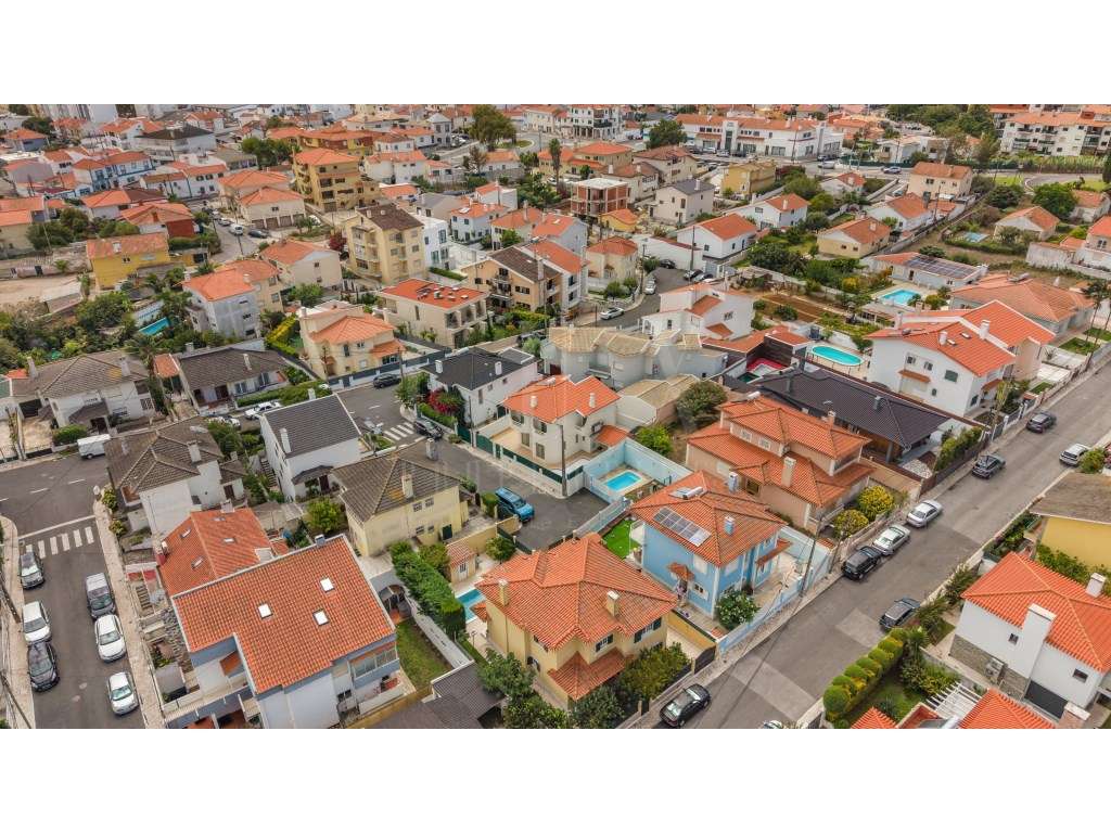 MORADIA T4 TOTALMENTE REMODELADA EM CASCAIS-52