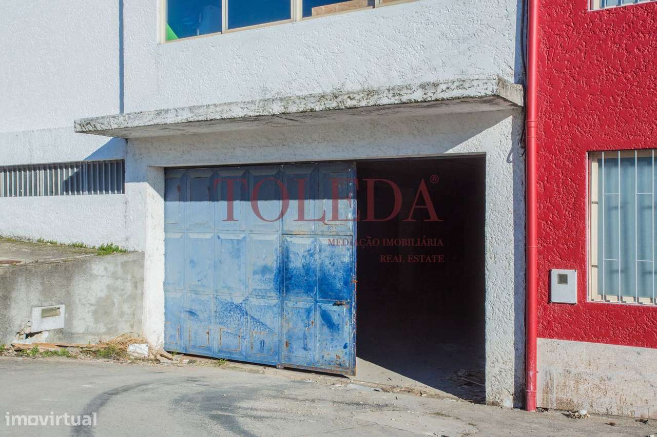 Armazém com 700m2 em zona Industrial-21