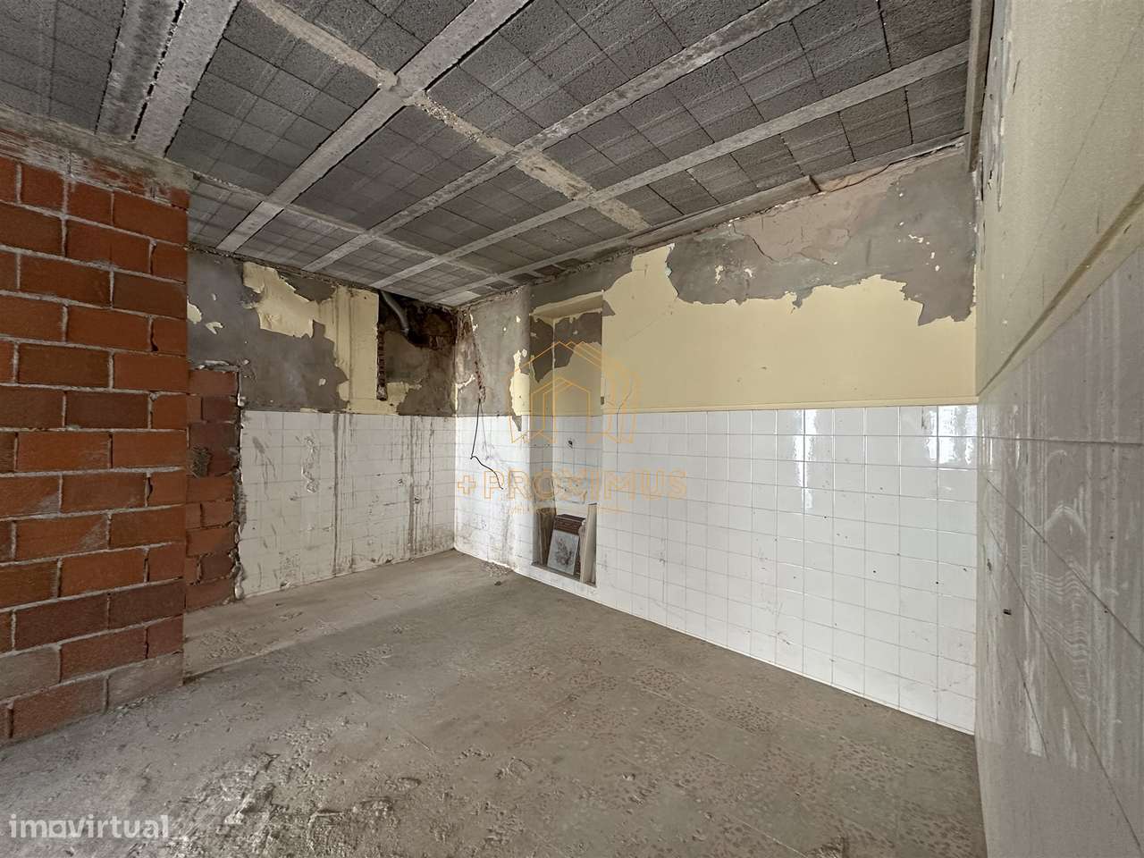 Moradia p/ restaurar c/ vista mar-15