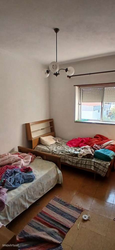 Moradia com dois apartamentos independentes com terreno e armazém.-42