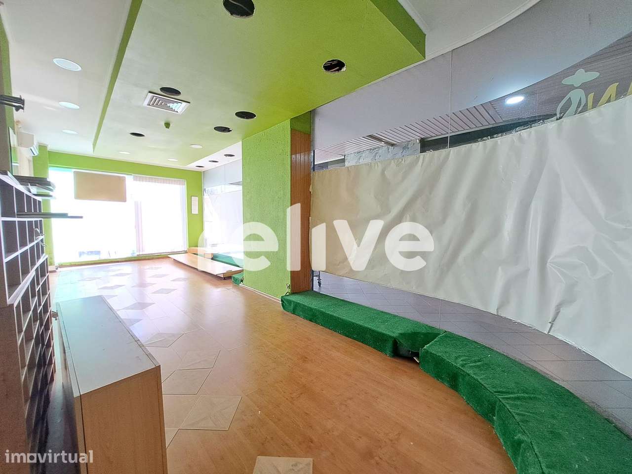 Loja no Shopping Center Massamá com montra exterior para venda - Grande imagem: 2/24