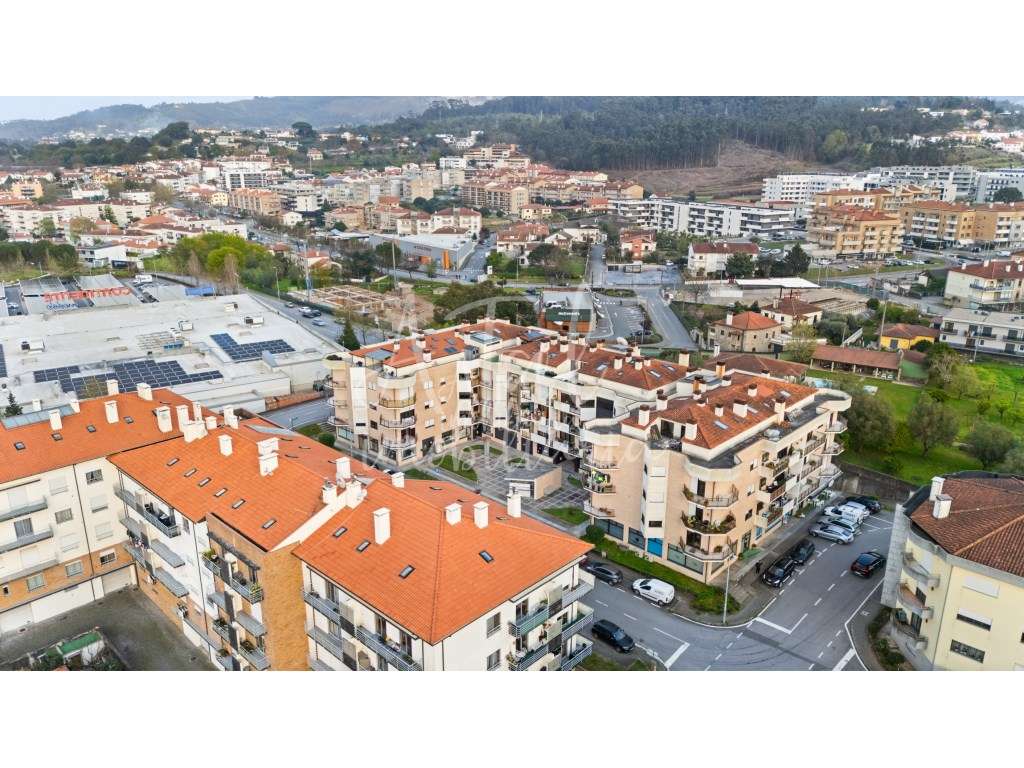 Duplex T5 no centro de Ponte de Lima com terraço panorâmico e 2 gar...-54