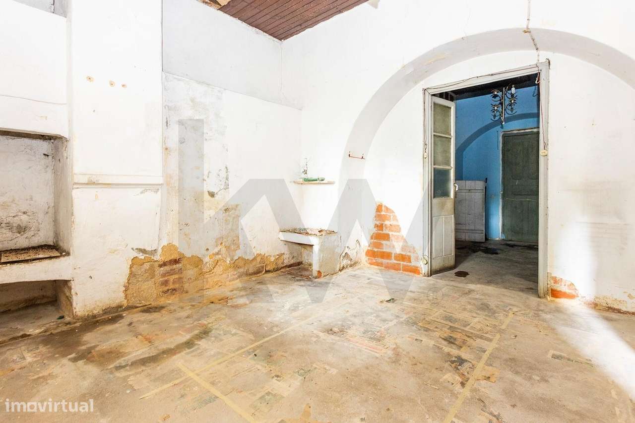 Apartamento em Cave para Remodelação Total | Graça – Lisboa - Grande imagem: 2/16