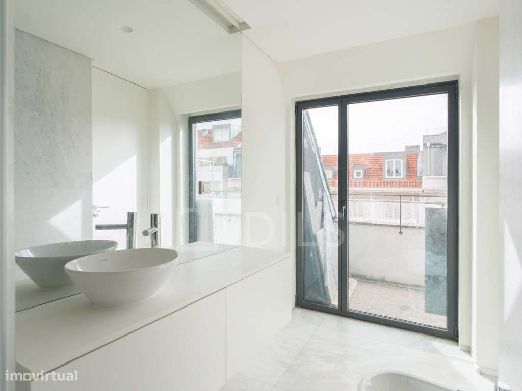 Penthouse T3 com varanda ampla e garagem privada, em Lisboa-30