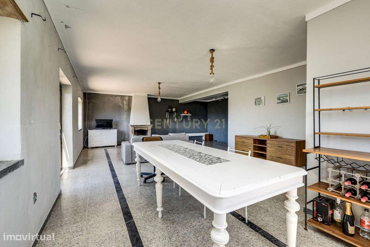 Moradia com Terreno Amplo e Vista Mar na Carvoeira-34