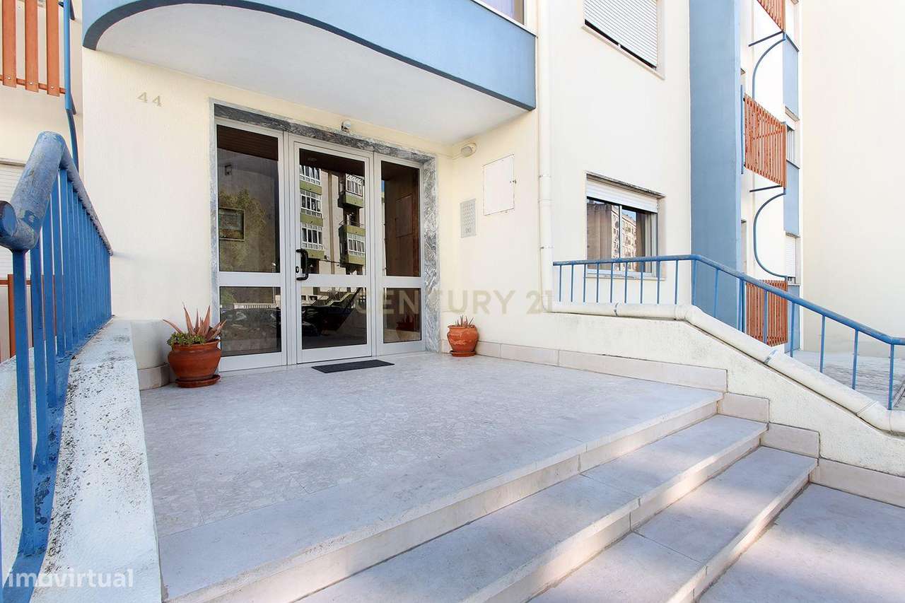 Mem Martins - Apartamento T1 transformado em T2 em zona tranquila.-17