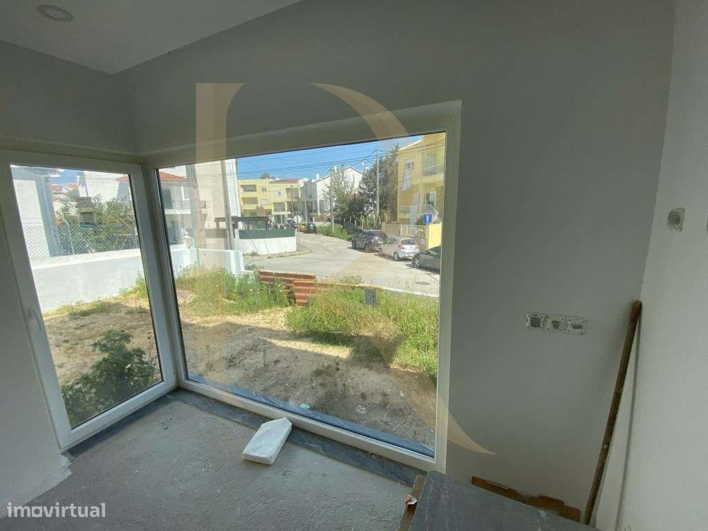 Moradia isolada T4 por terminar na Charneca da Caparica-14