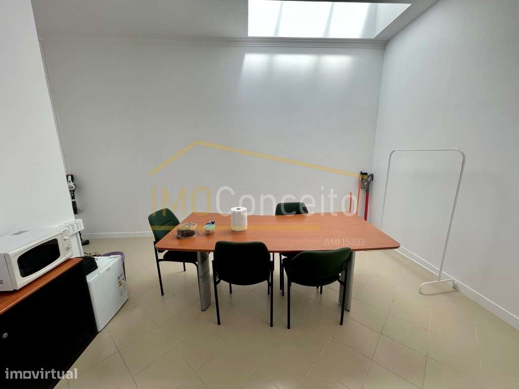 Loja/Escritório espaçoso próximo a câmara do Entroncamento - Grande imagem: 4/17