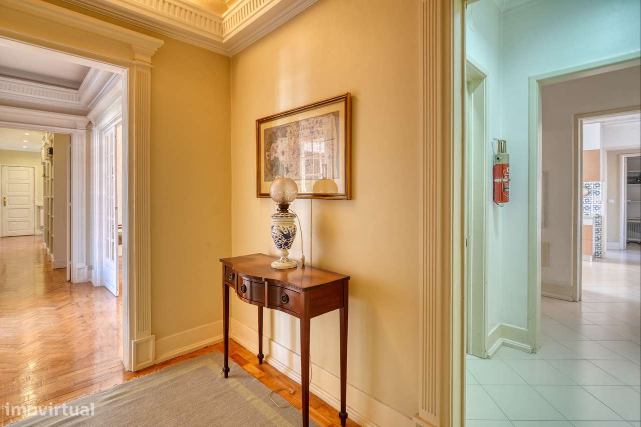 Apartamento T4 com varanda na Av. João XXI, Lisboa-17