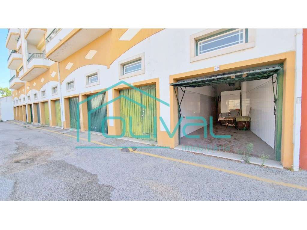 T4 com Arrecadação e Garagem Box no Centro de Benavente - Excelente...-32