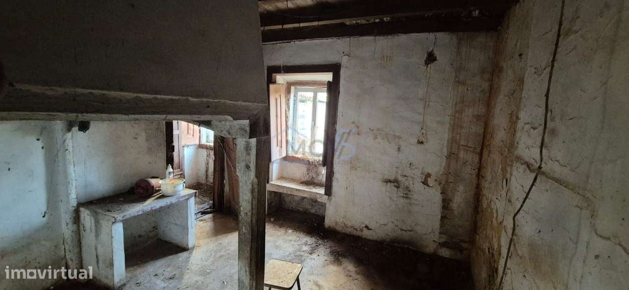 Moradia T2 para Recuperar com Terreno de 4.080 m² | Ferreira do Zêzere-12
