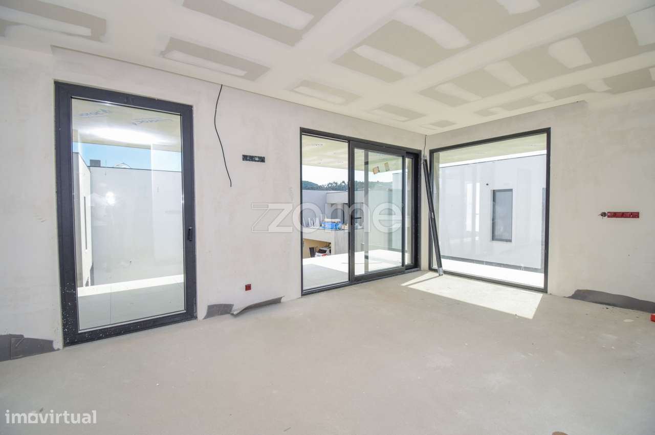 Moradia nova T4 luxo em condomínio privado no Barro em Loures-14