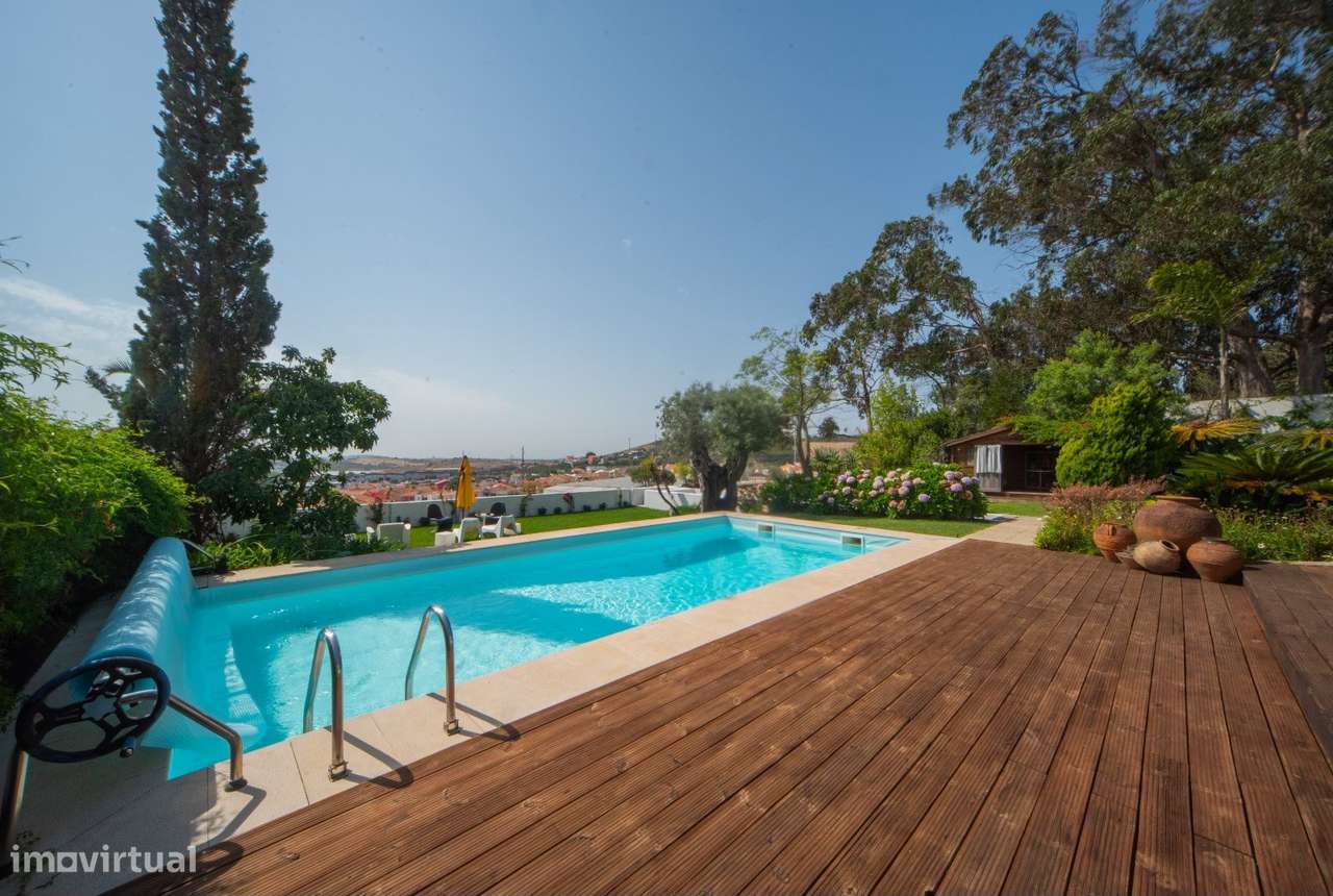 Moradia Contemporânea com Vista Mar e Piscina, Próxima da Beloura e Es-23