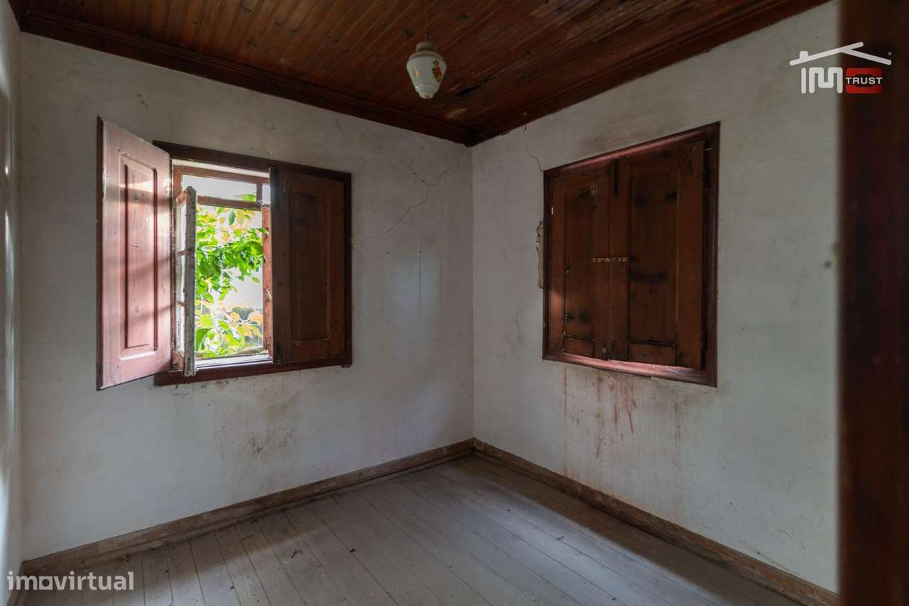 Excelente moradia térrea T3 para recuperar-9