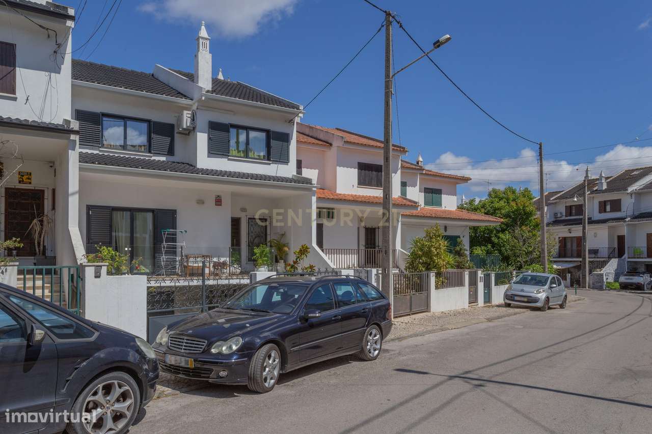 Casa Renovada em Charneca de Caparica com 4 Quartos e Garagem - Grande imagem: 4/47