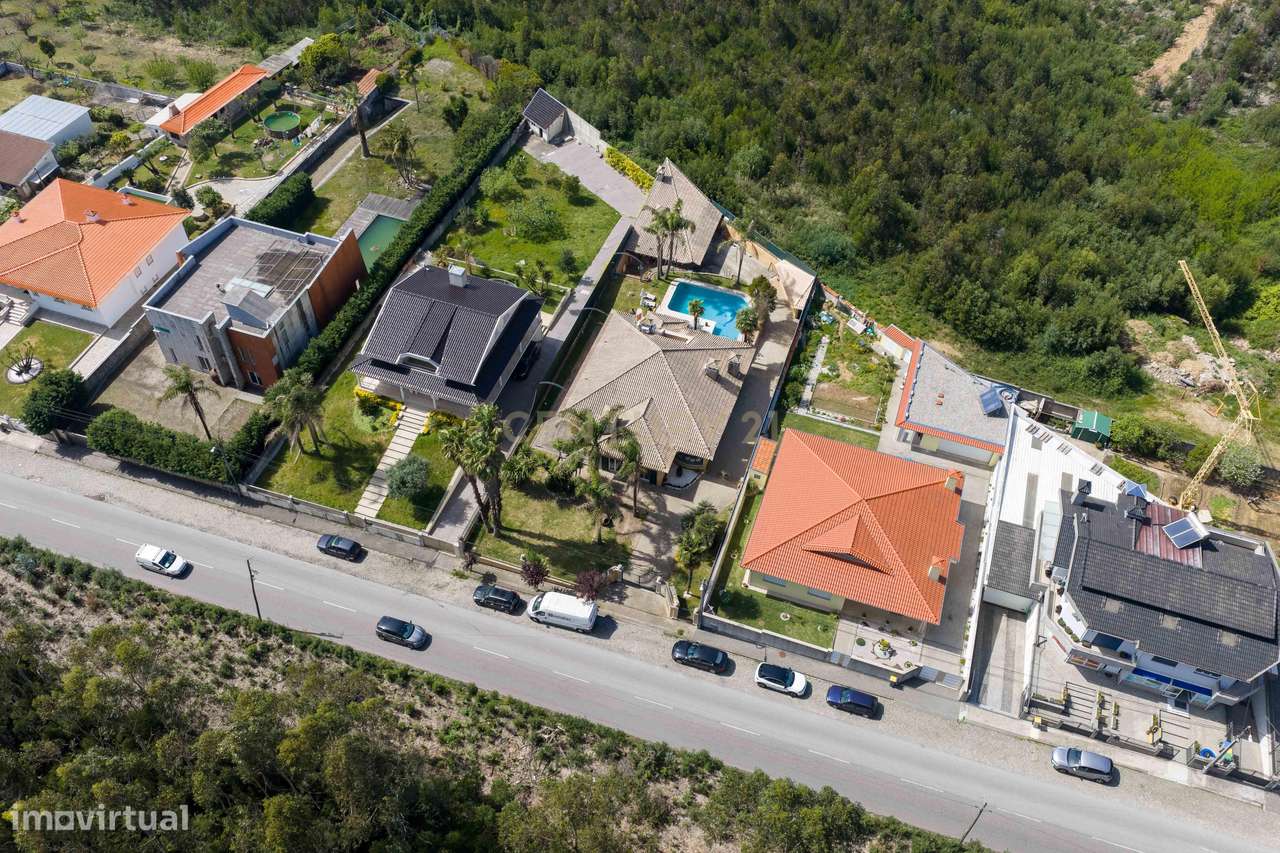 Encantadora Moradia de 4 Frentes-40