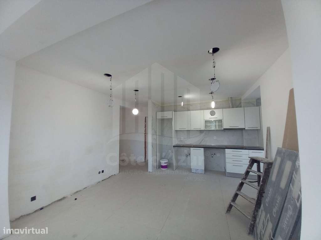 Excelente Apartamento T4 Localizado Junto A Base Naval Do Alfeite