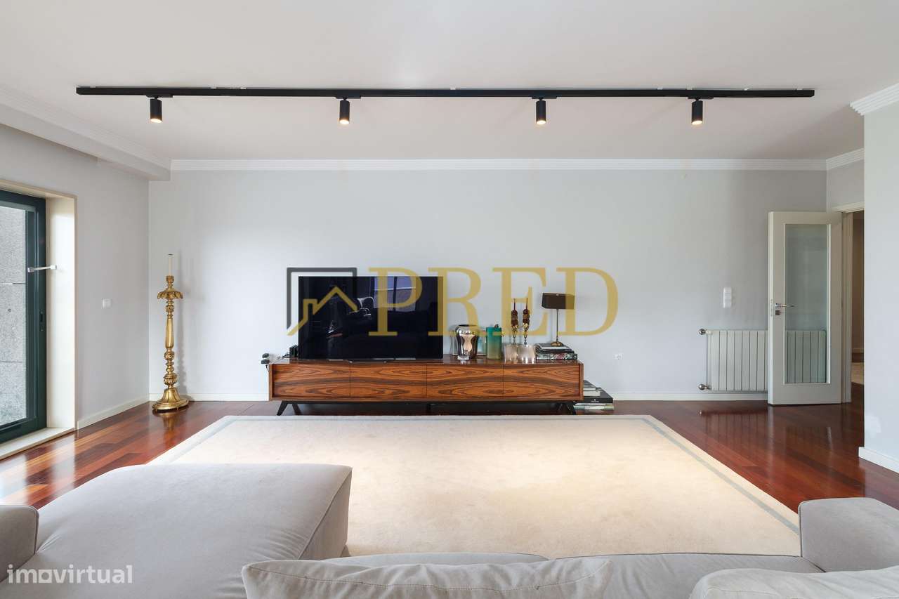 Apartamento T5, inserido no condomínio fechado 'Edifício Plaza' - Grande imagem: 2/43