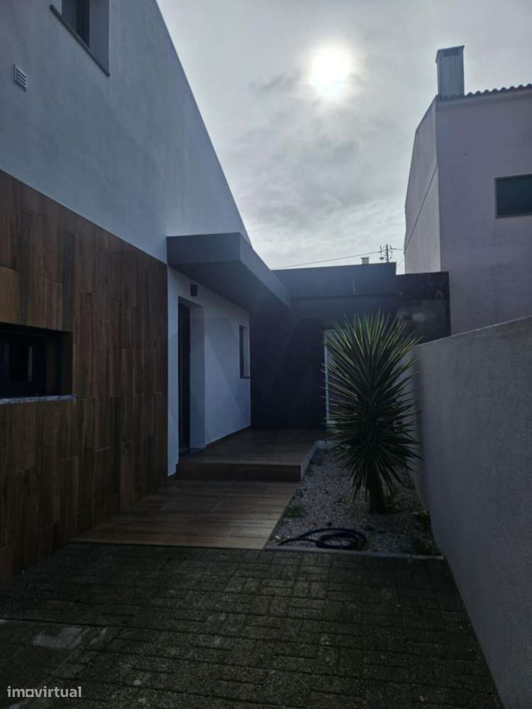 Moradia T3 em Caparide com Estacionamento para Arrendar - Grande imagem: 2/22