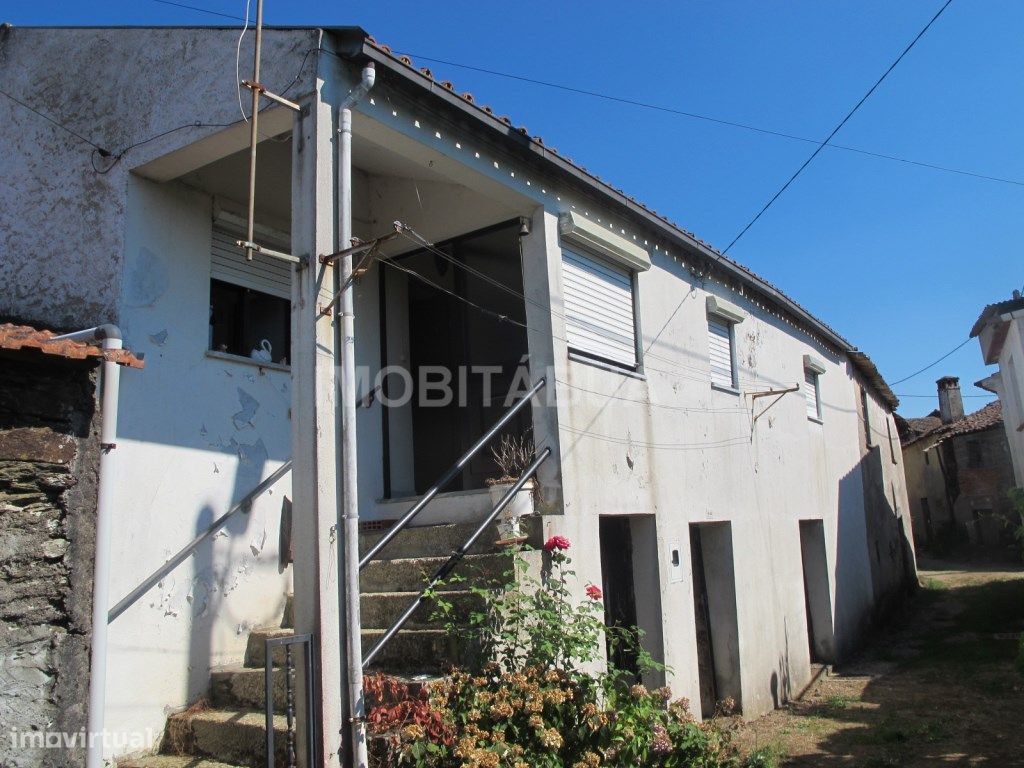 Casa de Aldeia com terreno em Sinde, Tábua