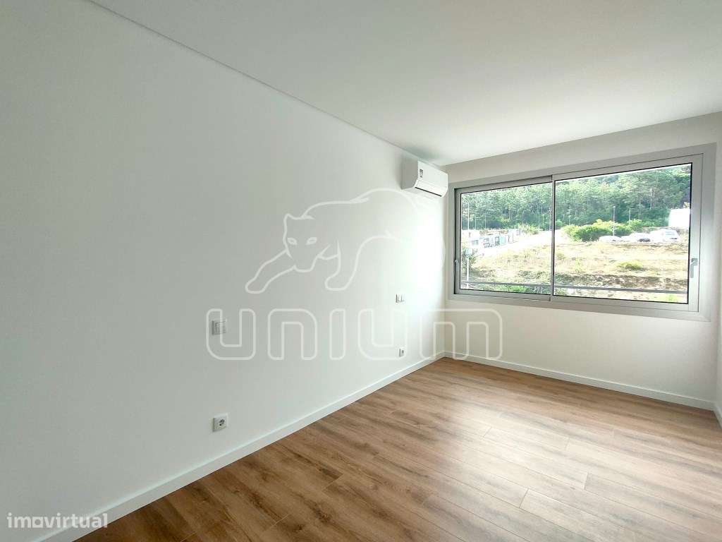 Apartamento T2 Novo com Varanda e Garagem em Darque-4