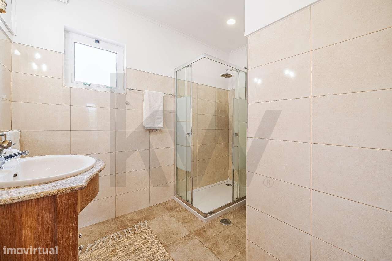 Moradia T3 em banda no Alto do Lagoal — luz natural, espaço e funciona-24