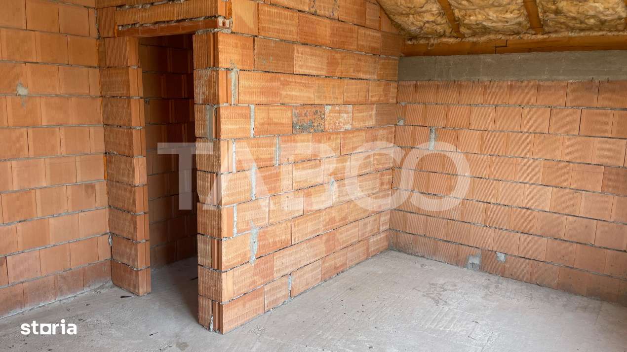 Cladire la rosu 300 mp utili + 130 mp anexe, 2 strazi, aproape centru - Imagine principală: 4/5